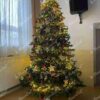 Künstlicher Weihnachtsbaum 3D Fichte Exklusiv 300cm, ist mit roten und goldenen Verzierungen geschmückt