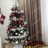 Künstlicher Weihnachtsbaum 3D Schneefichte 180cm, ist mit weißen und roten Dekorationen verziert