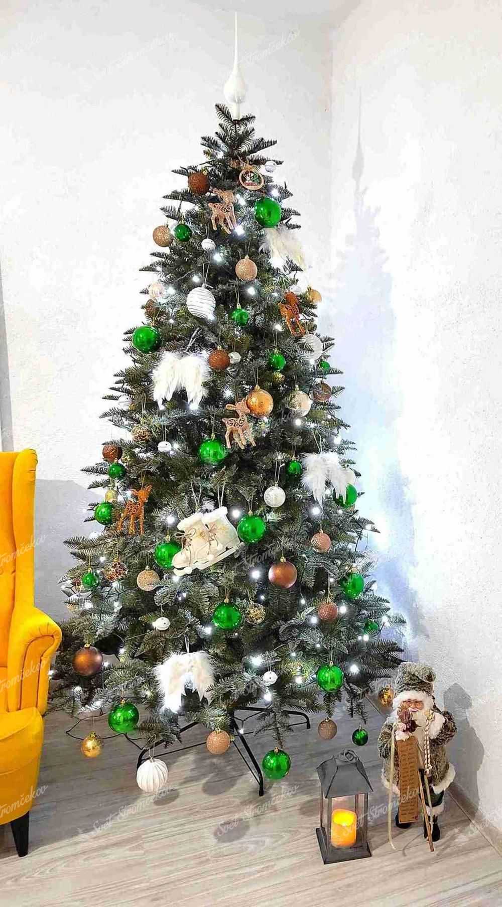 Umelý vianočný stromček 3D Jedľa Normandská 210cm, stromček má husté zelené ihličie a je ozdobený zelenými, bielymi a medenými ozdobami