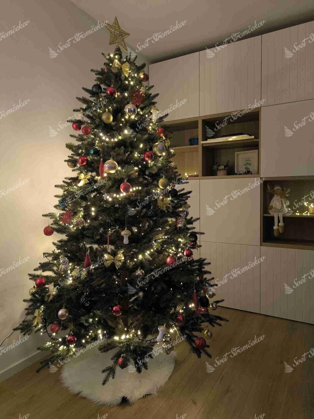 Umelý vianočný stromček 3D Smrek Alpský 210cm, stromček má prirodzene zelené ihličie a je ozdobený červenými a bielymi ozdobami