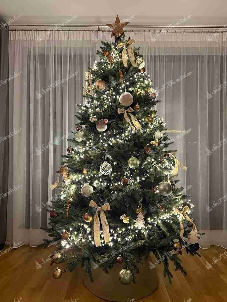 Umelý vianočný stromček 3D Smrek Alpský 210cm, stromček má husté zelené ihličie a je ozdobený bielymi a zlatými ozdobami