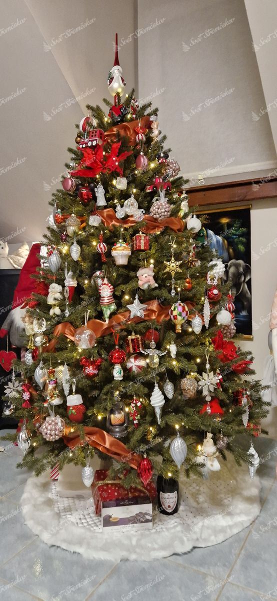 Umelý vianočný stromček 3D Smrek Alpský XL 180cm, široký stromček má husté zelené ihličie a je ozdobený červenými a bielymi ozdobami