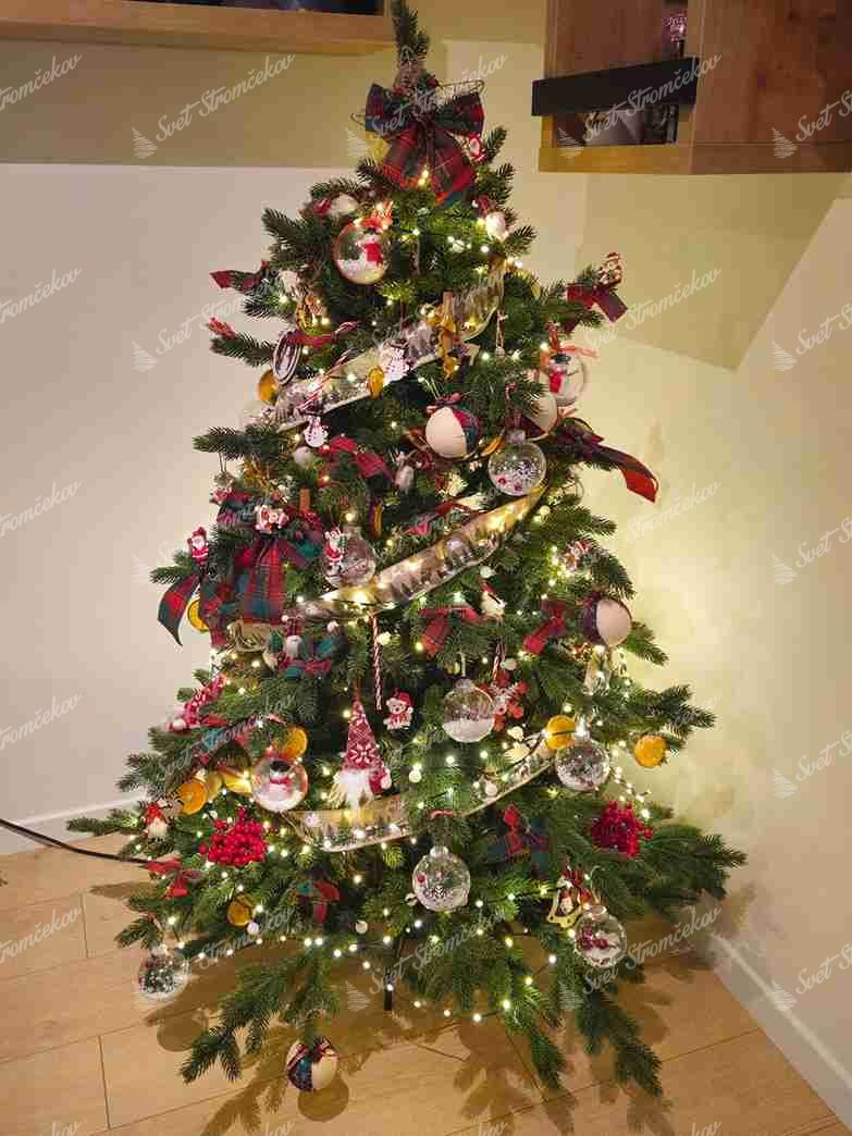 Umelý vianočný stromček 3D Smrek Exkluzívny 150cm, stromček má prirodzene zelené ihličie a je ozdobený červenými a bielymi ozdobami