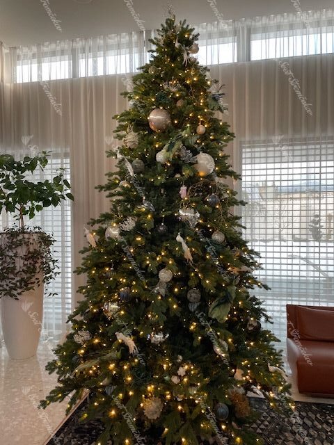 Umelý vianočný stromček 3D Smrek Exkluzívny 360cm LED1450, vysoký stromček so zeleným ihličím ozdobený bielymi ozdobami