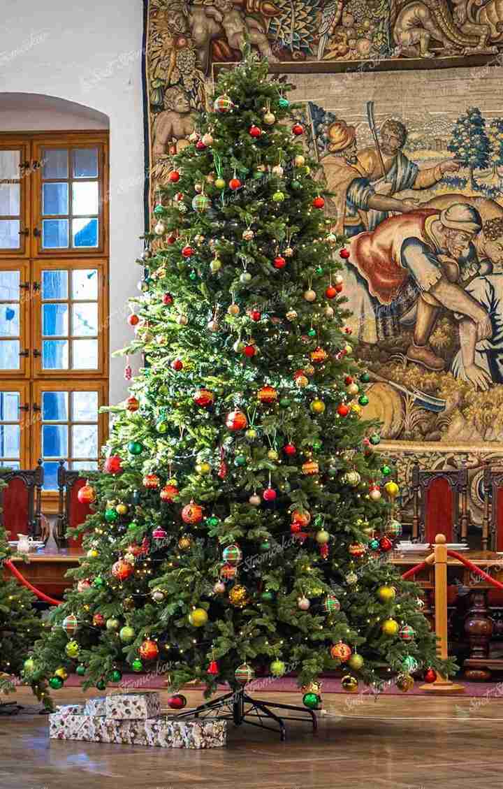 Umelý vianočný stromček 3D Smrek Exkluzívny 360cm LED1450, vysoký zelený stromček ozdobený červenými, zlatými a zelenými ozdobami