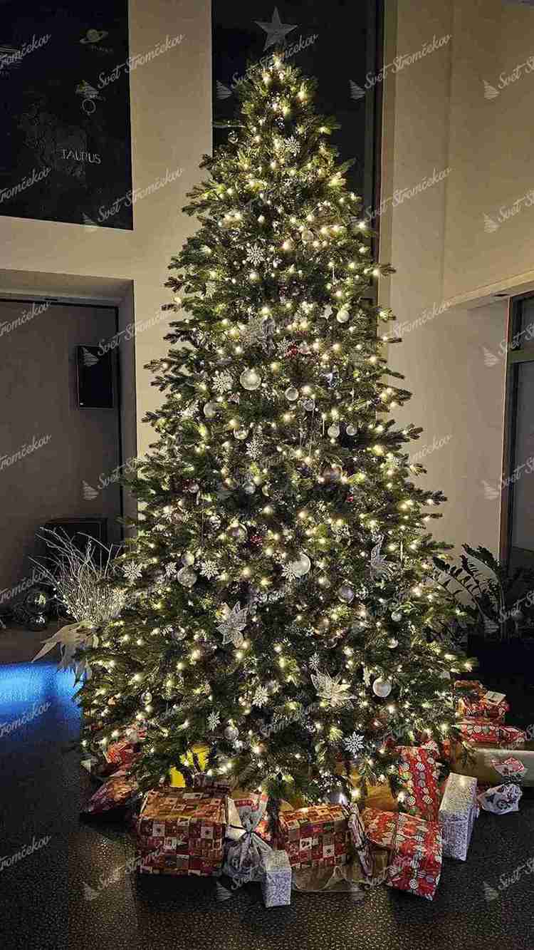 Umelý vianočný stromček 3D Smrek Exkluzívny 360cm LED1450, vysoký stromček ma husté zelené ihličie a je ozdobený bielymi a striebornými ozdobami
