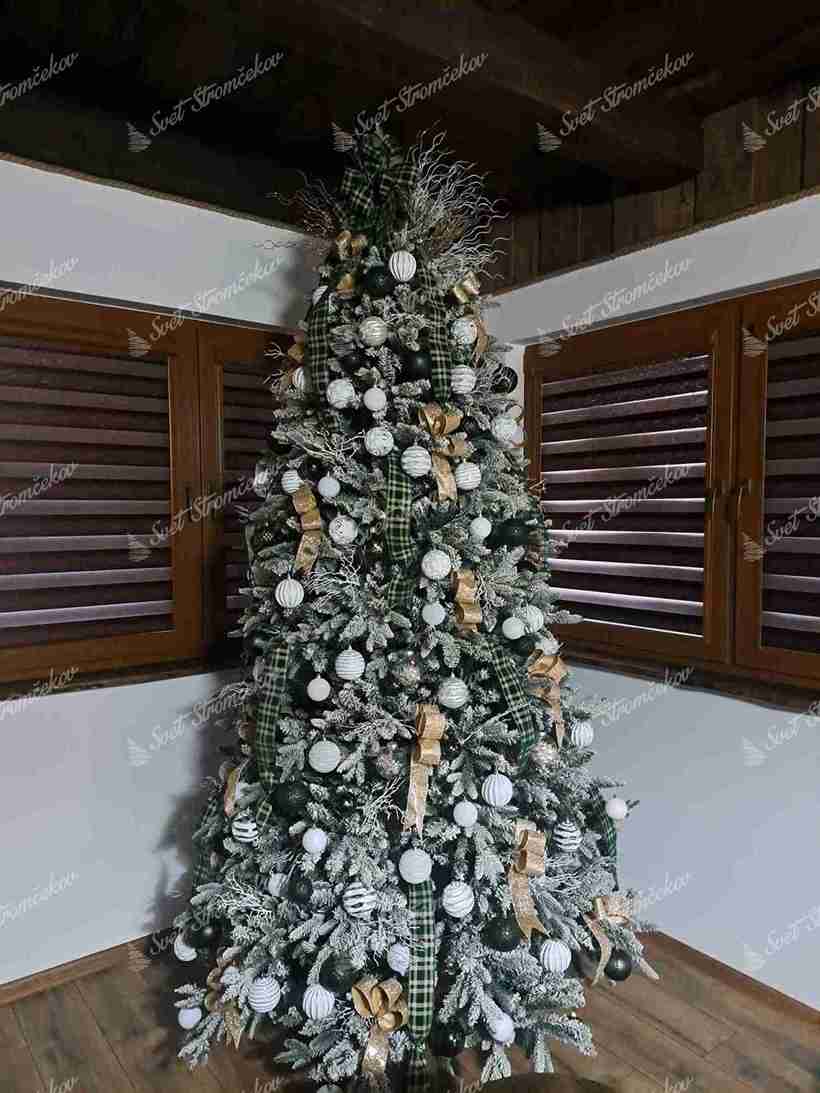 Umelý vianočný stromček 3D Smrek Kráľovský 270cm, stromček má husto zasnežené vetvičky a je ozdobený bielymi a zlatými ozdobami