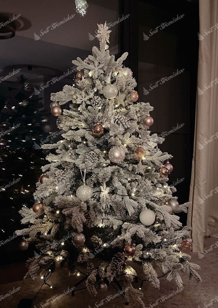 Umelý vianočný stromček 3D Smrek Polárny 150cm, stromček má husto zasnežené vetvičky so šiškami a je ozdobený bielymi a ružovými ozdobami