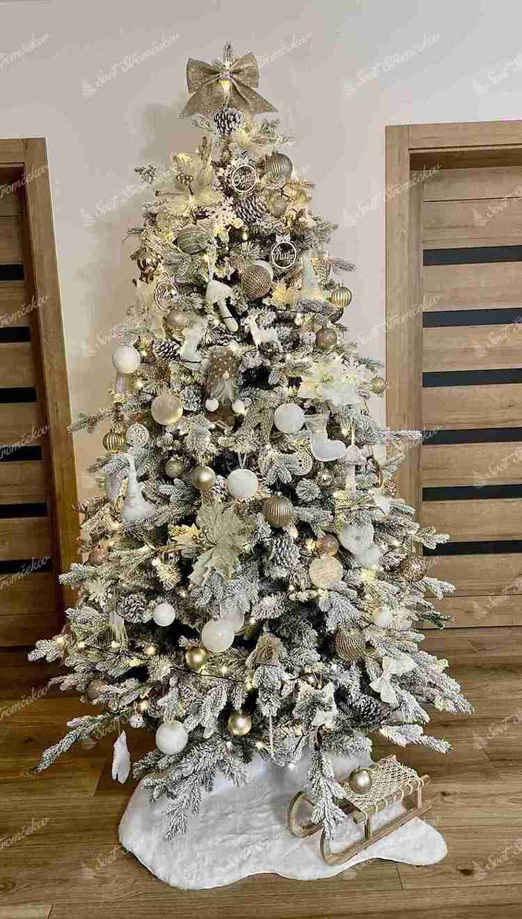 Umelý vianočný stromček 3D Smrek Polárny 210cm, stormček je husto zasnežený na vetvičkách má šiška. ozdobený je bielymi a zlatými ozdobami