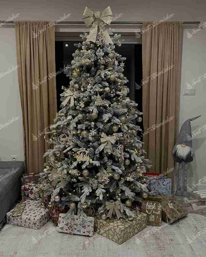 Umelý vianočný stromček 3D Smrek Polárny 210cm, stromček má husto zasnežené vetvičky so šiškami a je ozdobený zlatými ozdobami