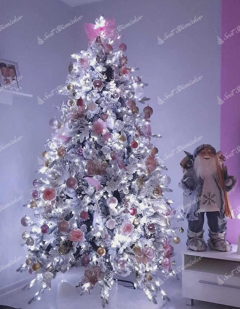 Umelý vianočný stromček 3D Smrek Polárny 210cm, stromček má husto zasnežené vetvičky ozdobené šiškami, je ozdobený ružovými ozdobami