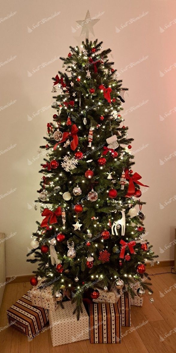 Umelý vianočný stromček 3D Smrek Úzky 210cm, stromček má zelené husté ihličie a je ozdobený bielymi a červenými ozdobami