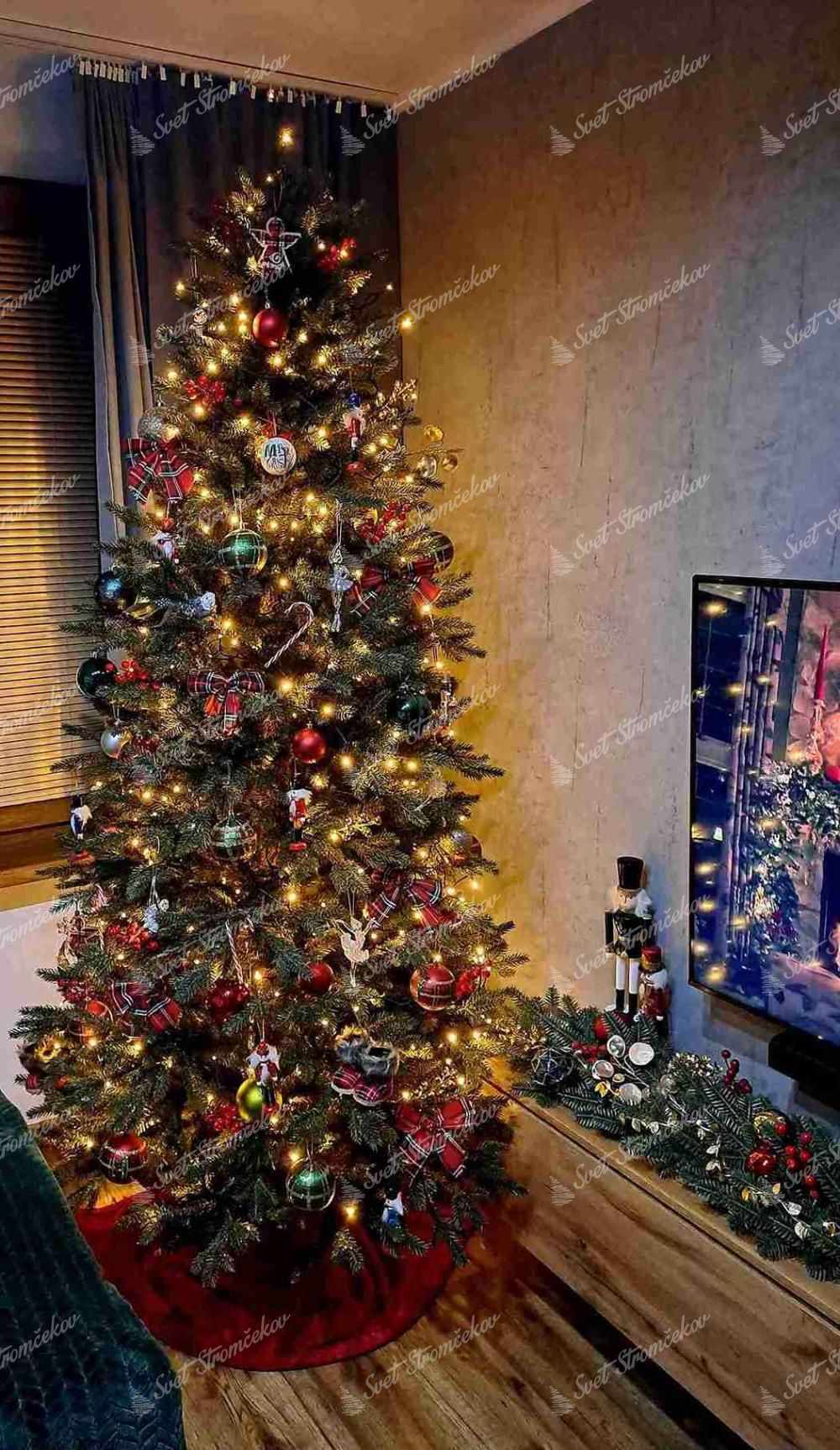 Umelý vianočný stromček 3D Smrek Úzky 210cm, stromček má zelené ihličie a je ozdobený červenými a zlatými ozdobami