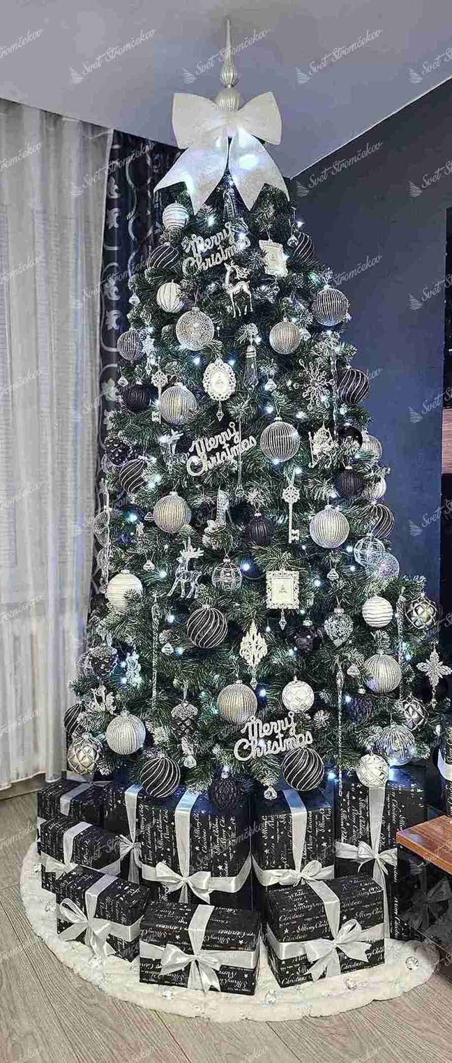 Umelý vianočný stromček Borovica Zasnežená 250cm, stromček má zasnežené konce vetvičiek a je ozdobený čiernymi a bielymi ozdobami