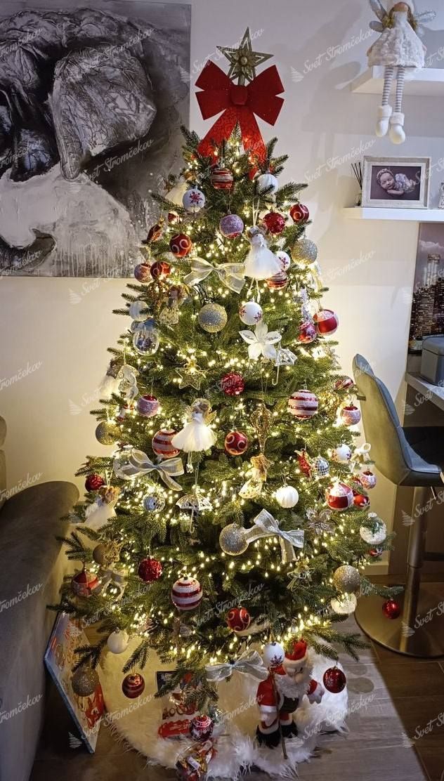 Umelý vianočný stromček FULL 3D Smrek Alpský 180cm, stromček má husté zelené ihličie a je ozdobený bielymi a červenými ozdobami