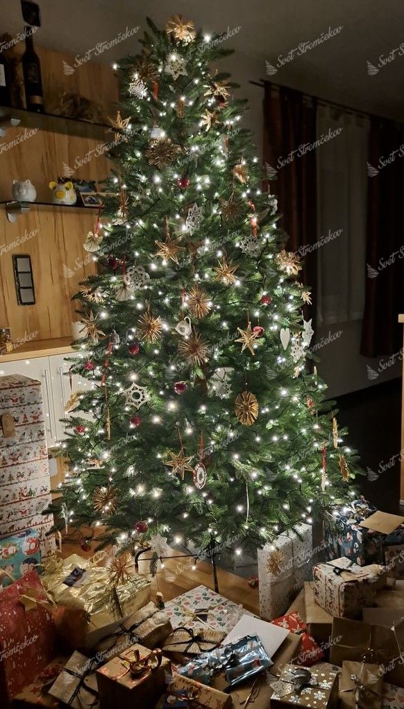 Umelý vianočný stromček FULL 3D Smrek Alpský 210cm, stromček má zelené ihličie a je ozdobený zlatými ozdobami