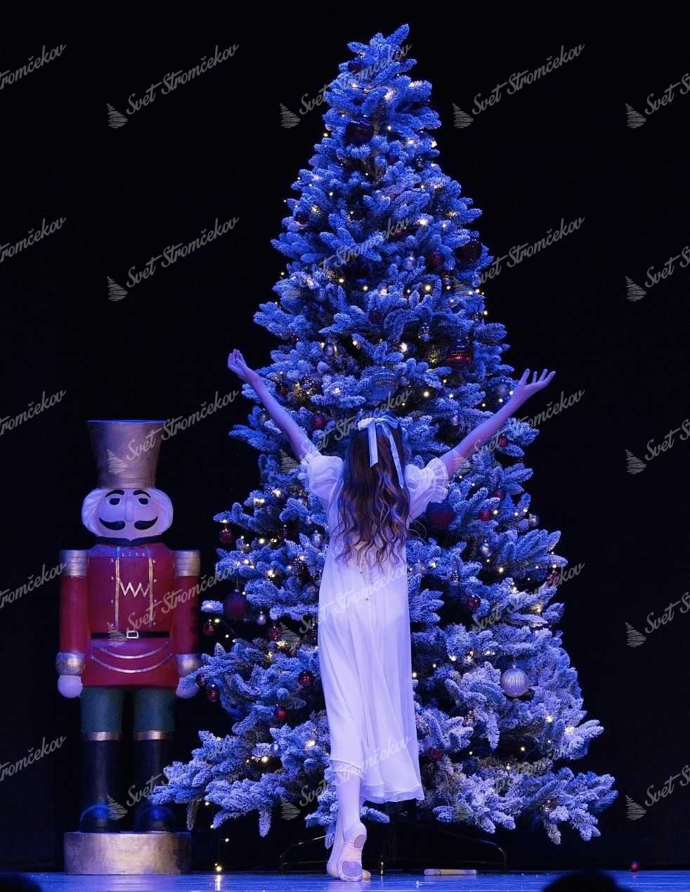 Umelý vianočný stromček Smrek Severský 300cm, vysoký stromček má husto zasnežené vetvičky a integrované LED osvetlenie v teplej bielej farbe