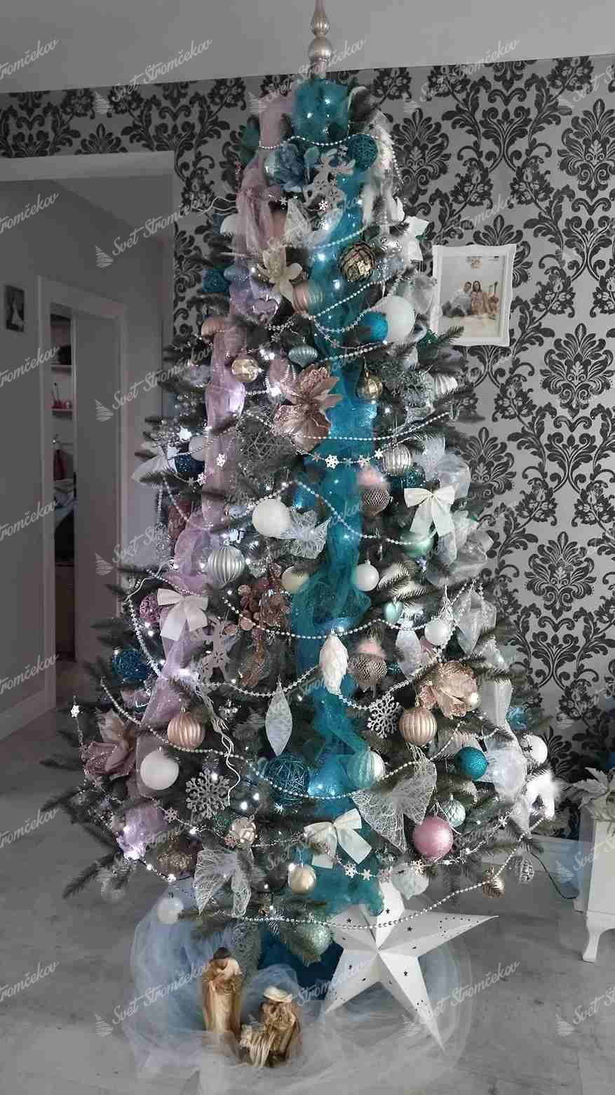 Umelý vianočný stromček Smrek Strieborný 250cm, stromček má strieborno zelené ihličie a je ozdobený bielymi, ružovými a modrými ozdobami