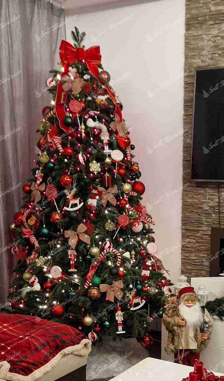 Vianočný stromček 3D Jedľa Pôvabná 210cm, stromček má tmavozelené ihličie a je ozdobený červenými a bielymi ozdobami