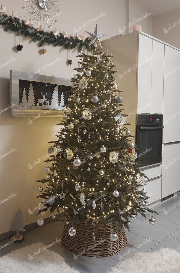 Vianočný stromček FULL 3D Jedľa Normandská 180cm, stromček má zelené ihličie a je ozdobený bielymi a striebornými ozdobami