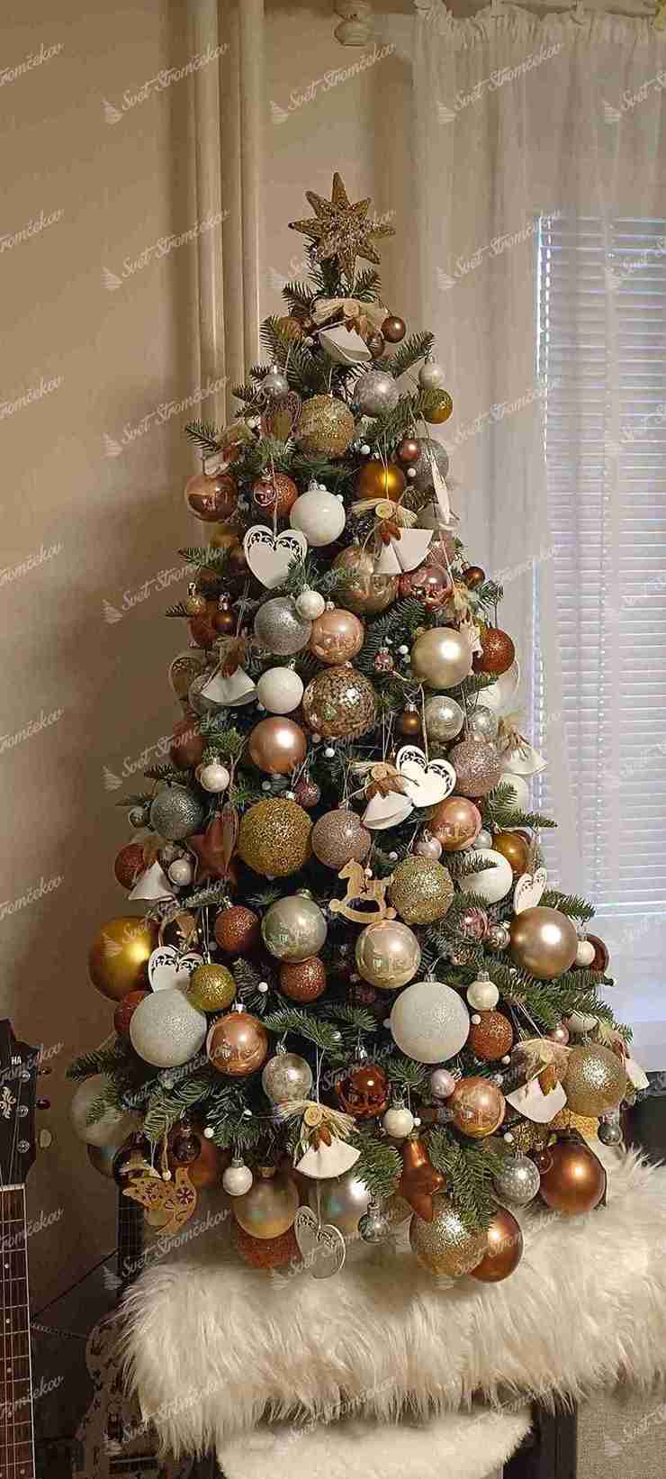 Vianočný stromček v kvetináči 3D Jedľa Prírodná 120cm, stromček má zelené ihličie a je husto ozdobený bielymi, zlatými a medenými ozdobami