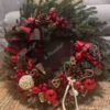 Weihnachtskranz 100% 3D Smaragd-Tanne 50cm, ist mit roten und natürlichen Dekorationen geschmückt