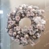 Weihnachtskranz Weiß-Fichte 50cm, ist mit rosa und weißen Dekorationen geschmückt