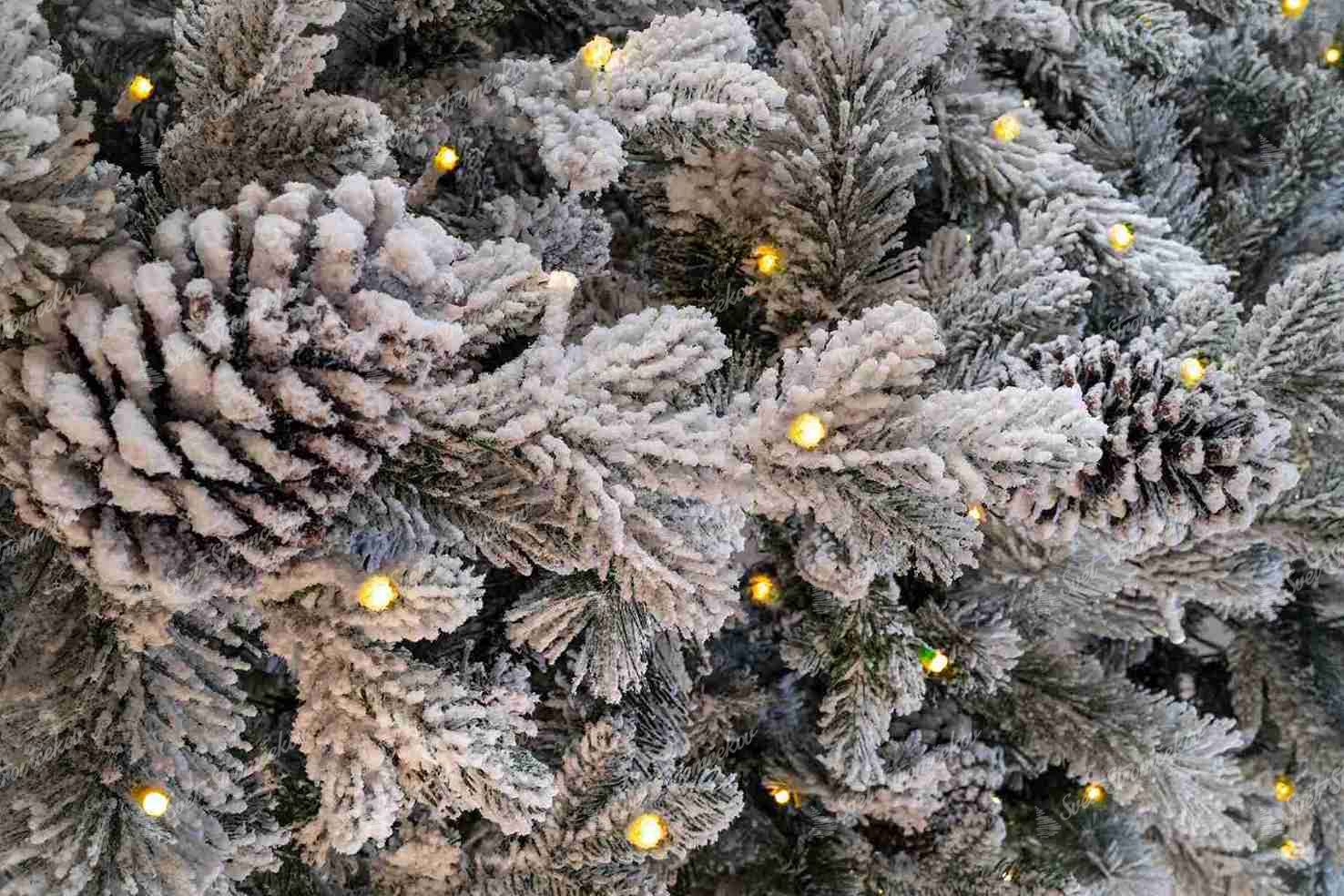 Detailna fotka vianočného stromčeka 3D Smrek Polárny LED. Má husto zasnežené vetvičky so šiškami.