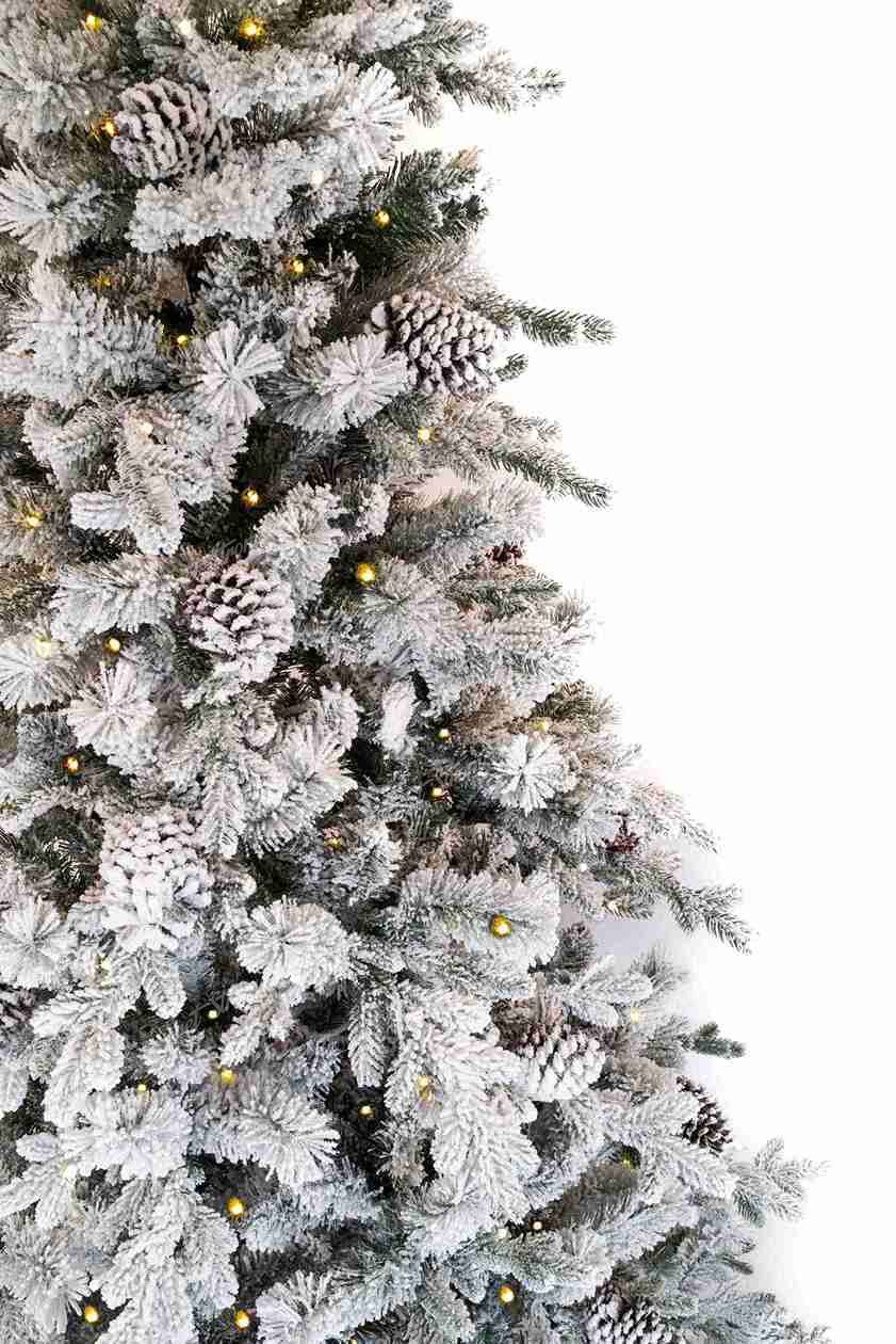 Detail vianočného stromčeka 3D Smrek Polárny LED. Má husto zasnežené vetvičky so šiškami.