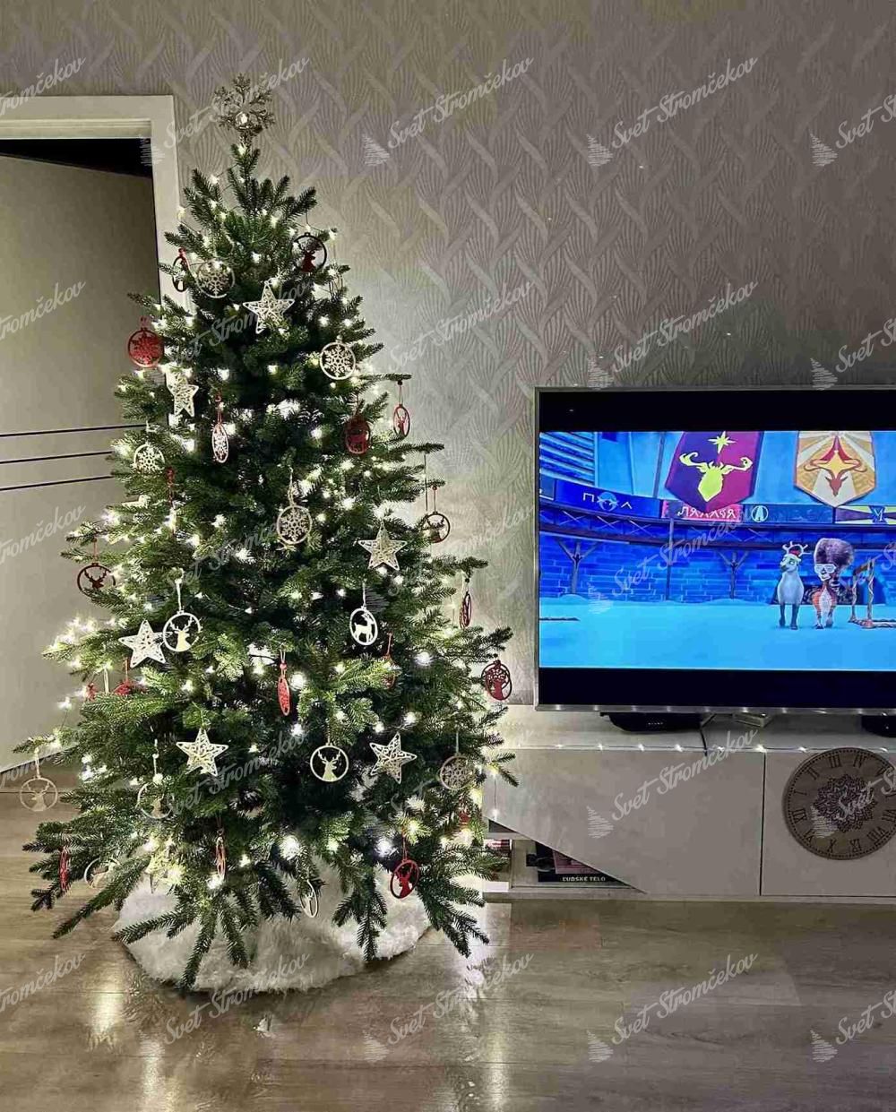 Umelý vianočný stromček 3D Smrek Horský 180cm ozdobený drevenými vianočnými ozdobami.