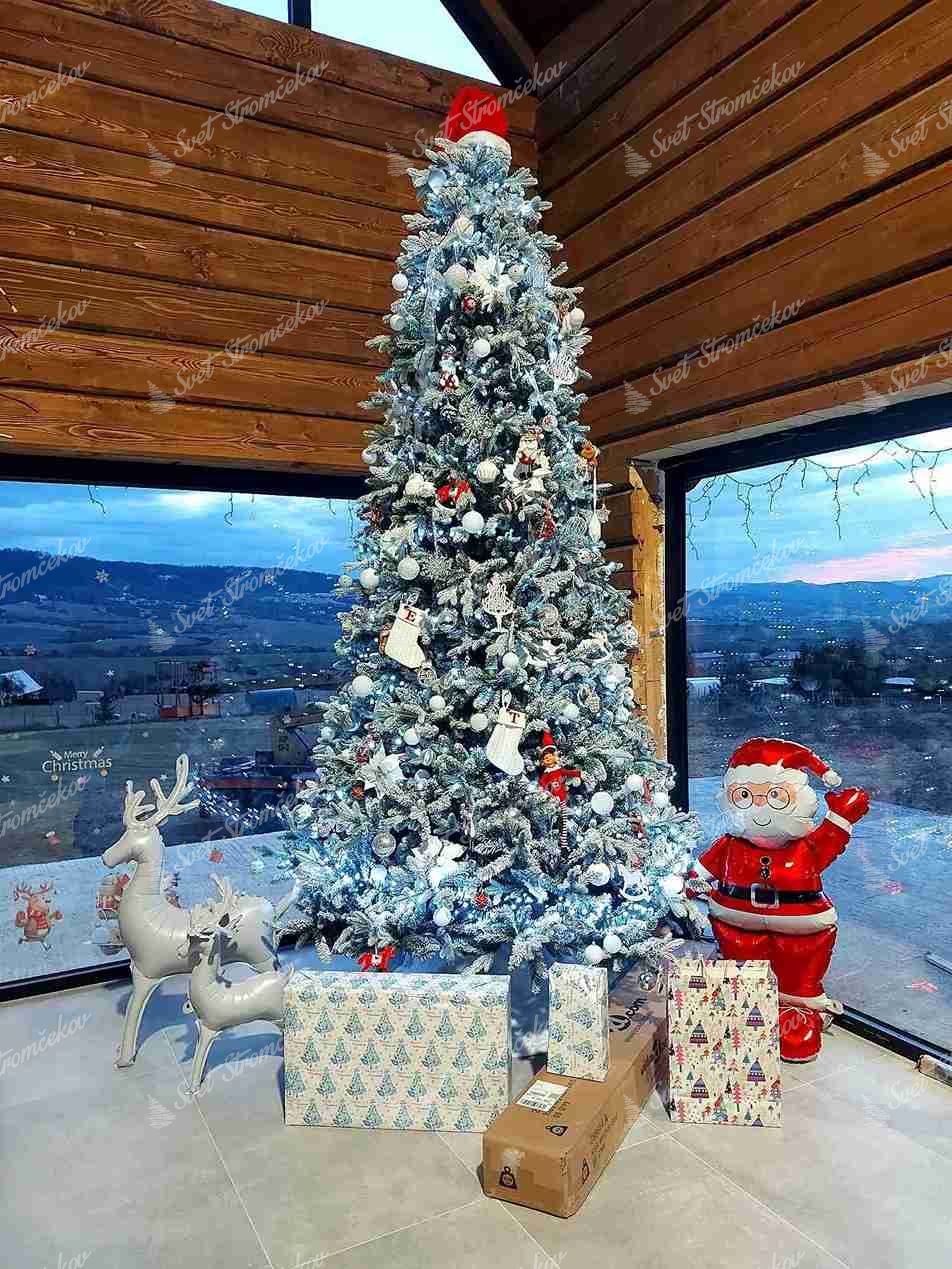 Umelý vianočný stromček 3D Smrek Kráľovský 360cm, stromček je husto ozdobený červenými a bielymi ozdobami.