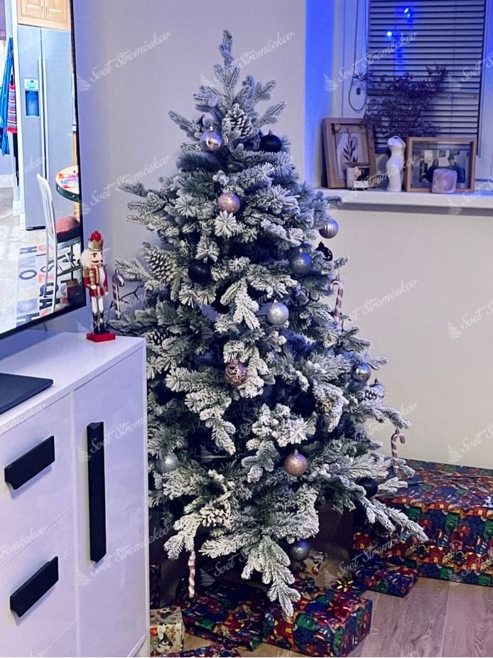 Umelý vianočný stromček 3D Smrek Polárny 150cm, stromček je ozdobený striebornými a ružovými vianočnými ozdobami.