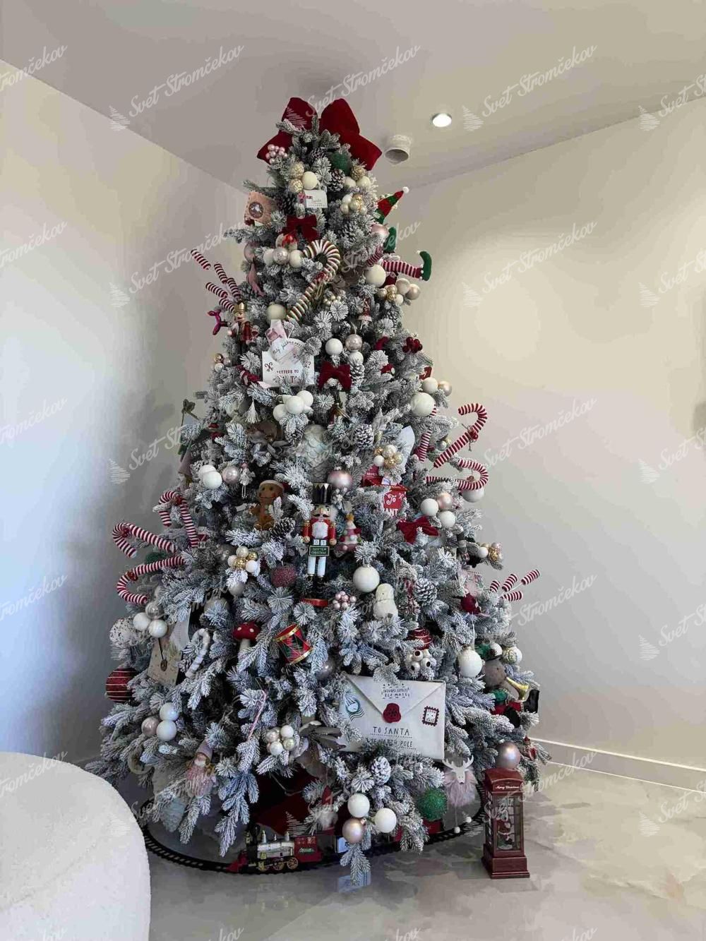 Umelý vianočný stromček 3D Smrek Polárny 240cm 700LED ozdobený v americkom štýle v červeno-bielej kombinácii.