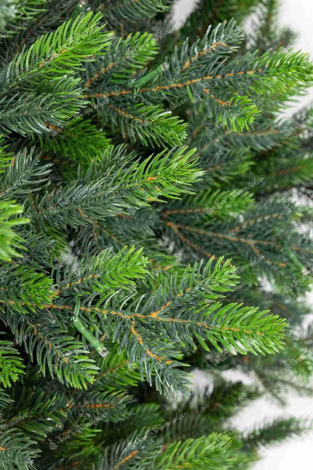 Deatil vetvičiek vianočného stromčeka 3D Smrek Taliansky. Má dvojfarebné zelené ihličie.
