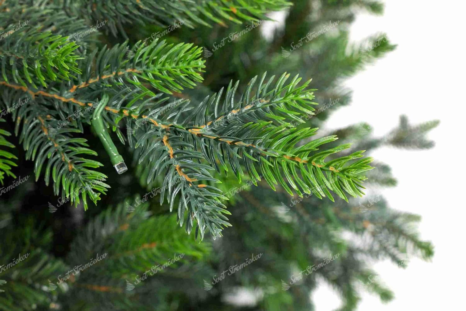 Detail vetvičky vianočného stromčeka 3D Smrek Taliansky, má zelené ihličie. Koniec vetvičky má svetlozelenú farbu.