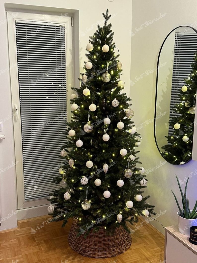 Umelý vianočný stromček 3D Smrek Úzky 210cm, stromček je ozdobený bielymi a zlatými vianočnými ozdobami.