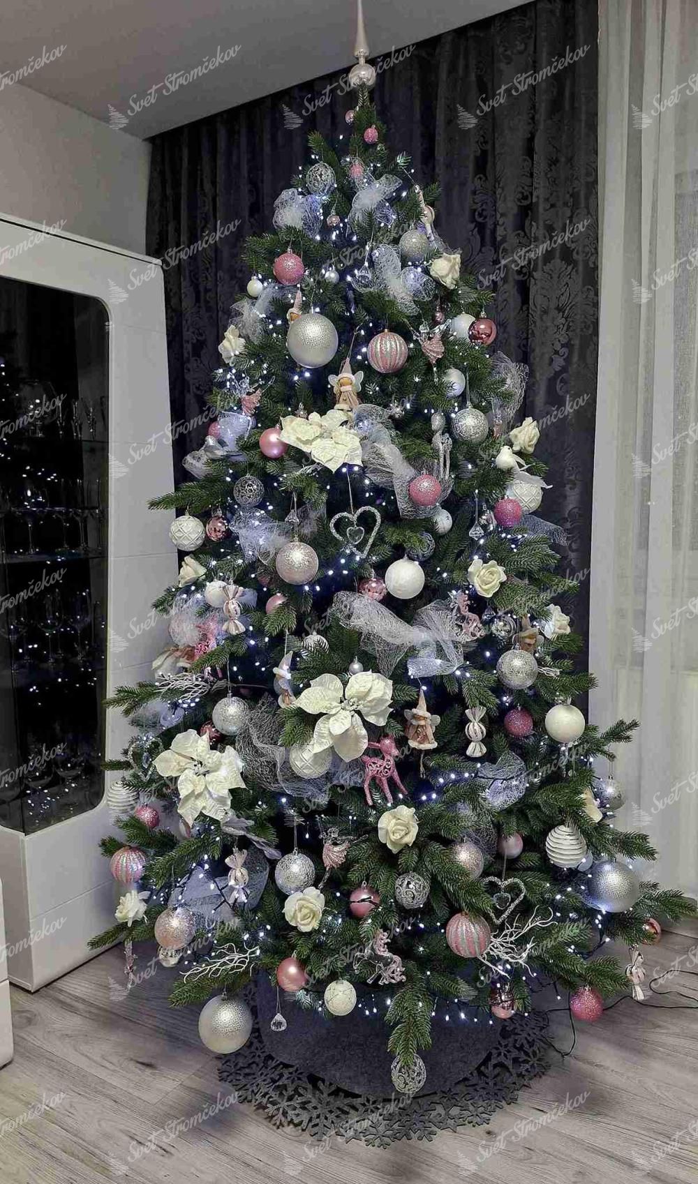 Umelý vianočný stromček FULL 3D Smrek Exkluzívny 210cm ozdobený bielymi, ružovými a striebornými ozdobami.