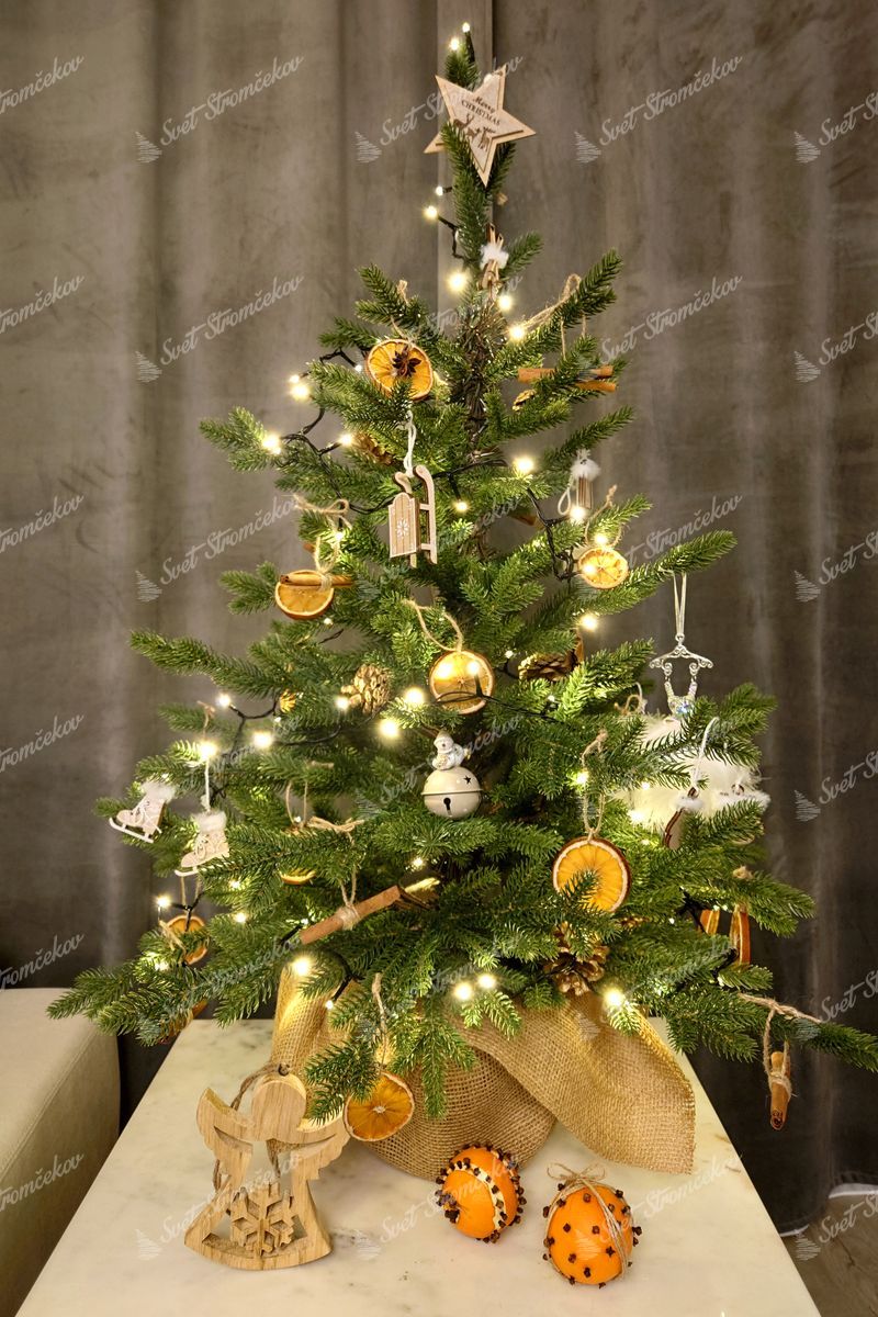 Umelý vianočný stromček v kvetináči FULL 3D Smrek Prírodný 100cm je ozdebený sušeným ovocím, škoricou a drevenými ozdobami.