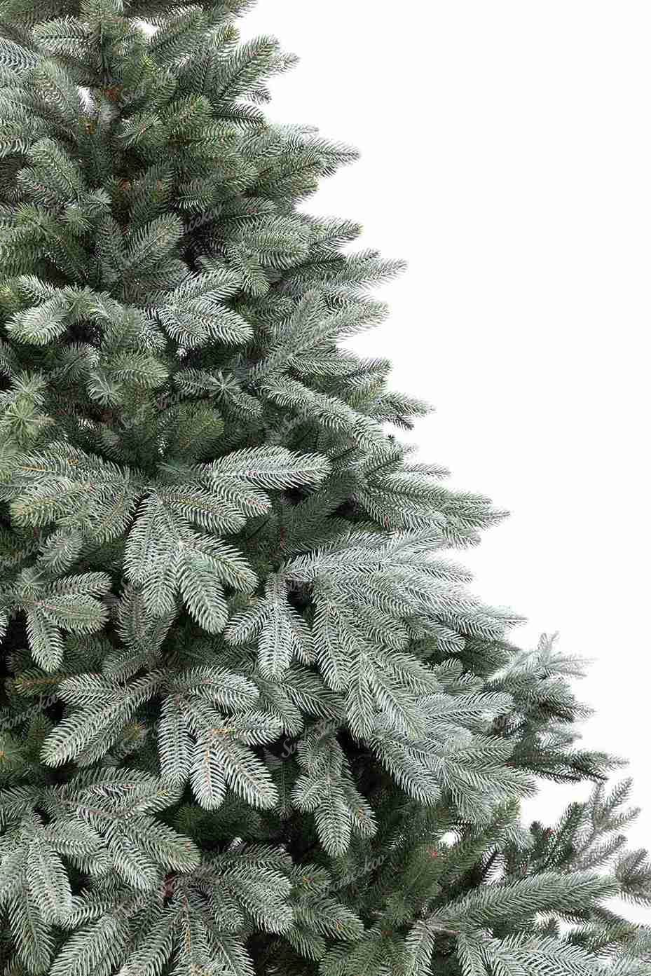 Detail vianočného stromčeka FULL 3D Smrek Vznešený. Stromček má dvojfarebné ihličie a strieborné konce vetvičiek, čo vytvára jedinečný zimný vzhľad.