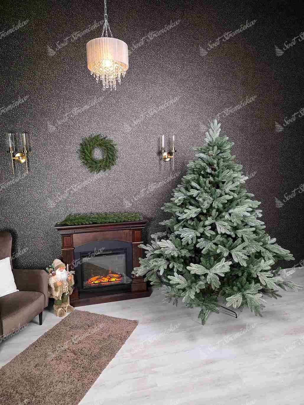 Umelý vianočný stromček FULL 3D Smrek Vznešený má mohutný tvar a dvojfarebné ihličie