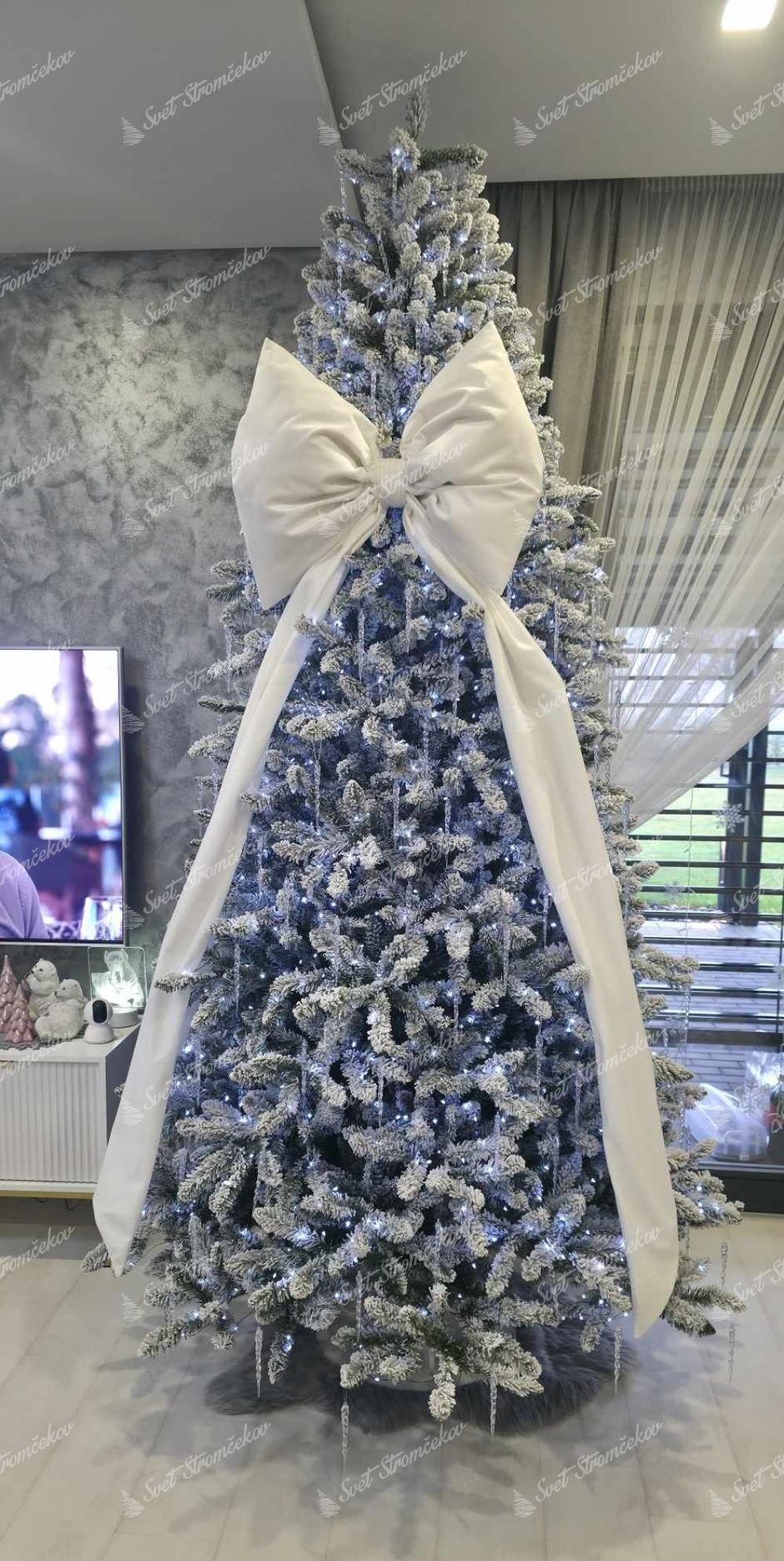 Künstlicher Weihnachtsbaum Nordische Fichte mit Kunstschnee 270cm