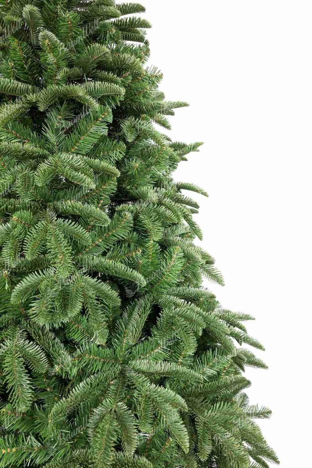 Detail des künstlichen Weihnachtsbaums 3D Colorado-Tanne auf Stamm, Die Kombination aus 3D- und PVC-Nadelwerk in grüner Farbe sorgt für ein dichtes Erscheinungsbild des Weihnachtsbaums