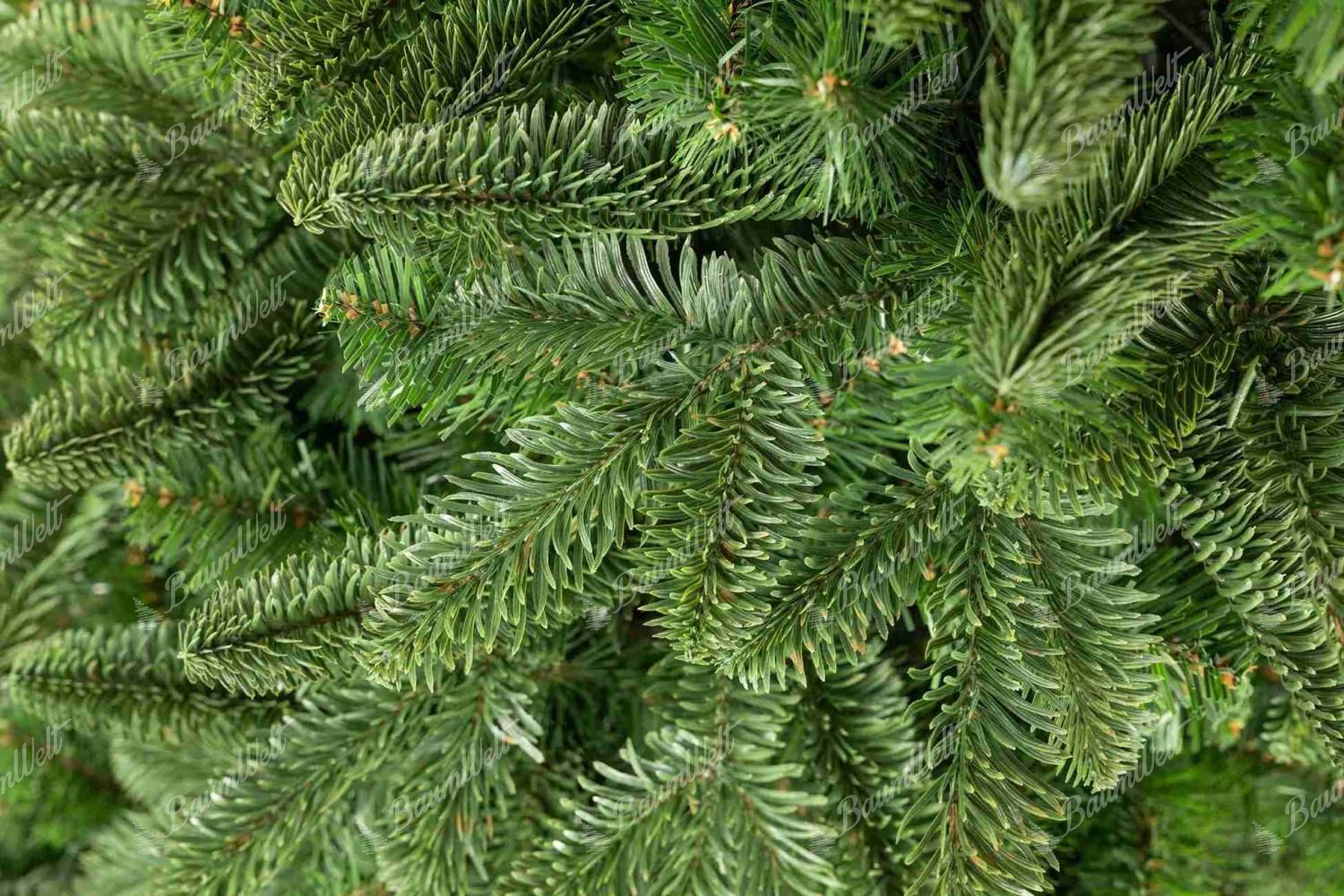 Detailaufnahme des künstlichen Weihnachtsbaums 3D Colorado-Tanne auf Stamm, Mit täuschend echtem 3D-Nadelwerk in natürlichem Grün