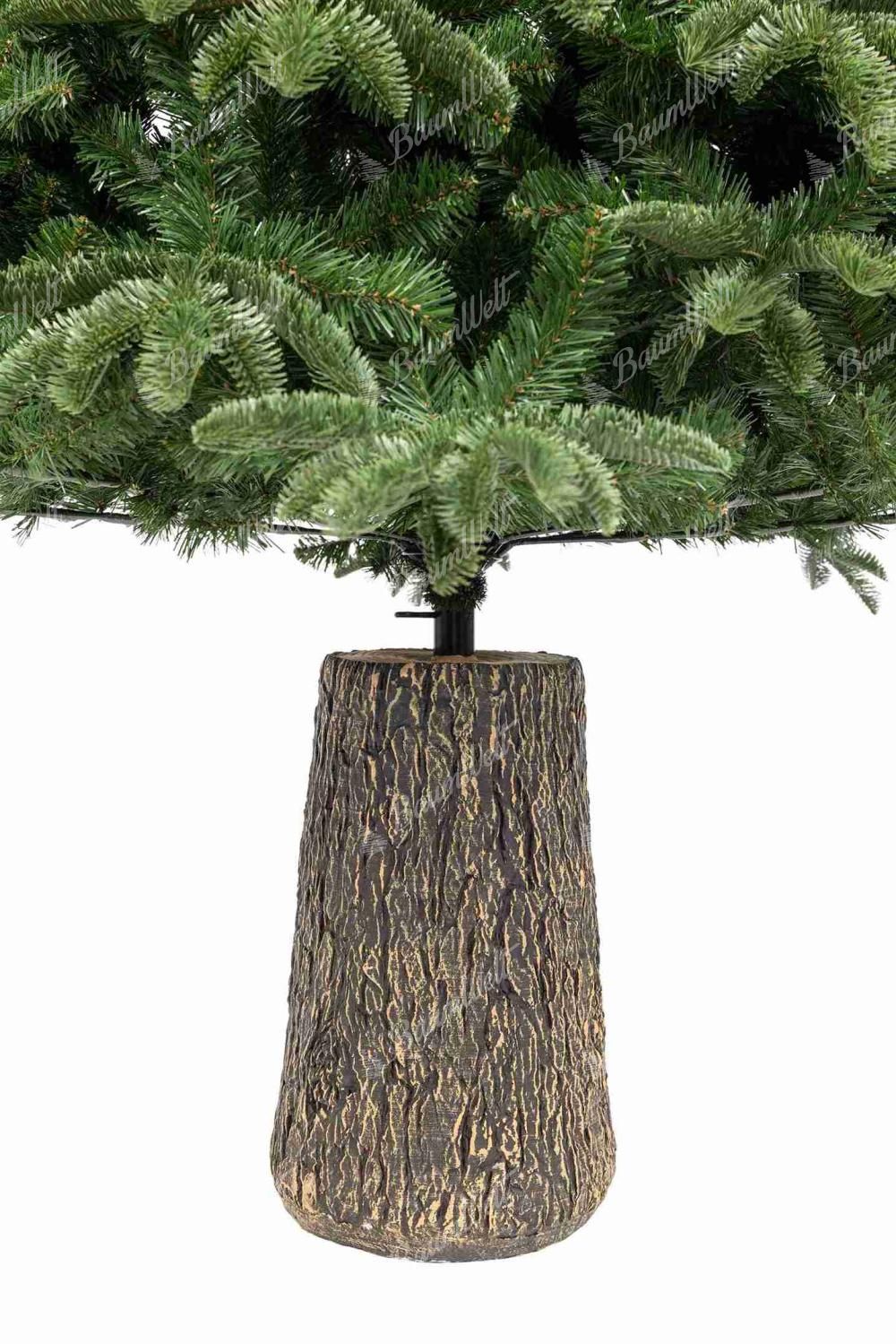 Detail des künstlichen Weihnachtsbaums 3D Colorado-Tanne auf Stamm, Der keramische Baumstumpf sieht wie ein echter Baumstamm aus