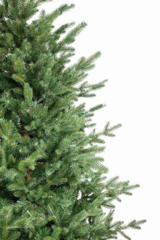Detail des künstlichen Weihnachtsbaums 3D Estnische Fichte, Er hat leicht hervorstehende Zweige in natürlichem Grün und einen braunen Stamm