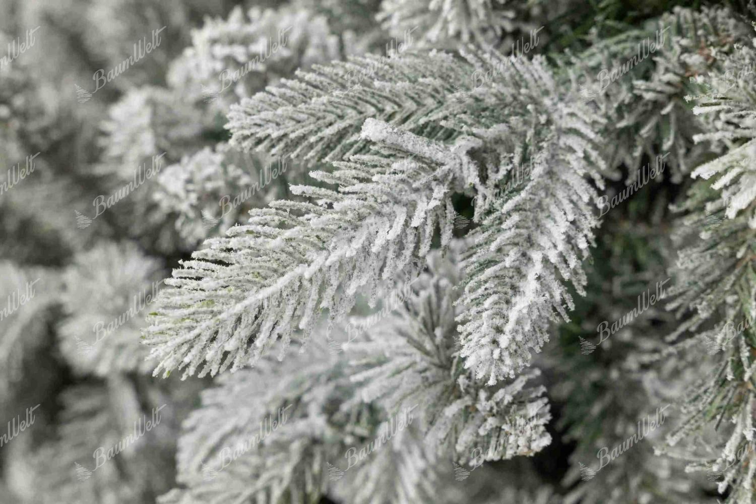 Detail eines Zweigs des künstlichen Weihnachtsbaum 3D-Königsfichte schmal, Die 3D-Nadeln wirken täuschend echt und sind mit einer dichten Schicht Kunstschnee bedeckt