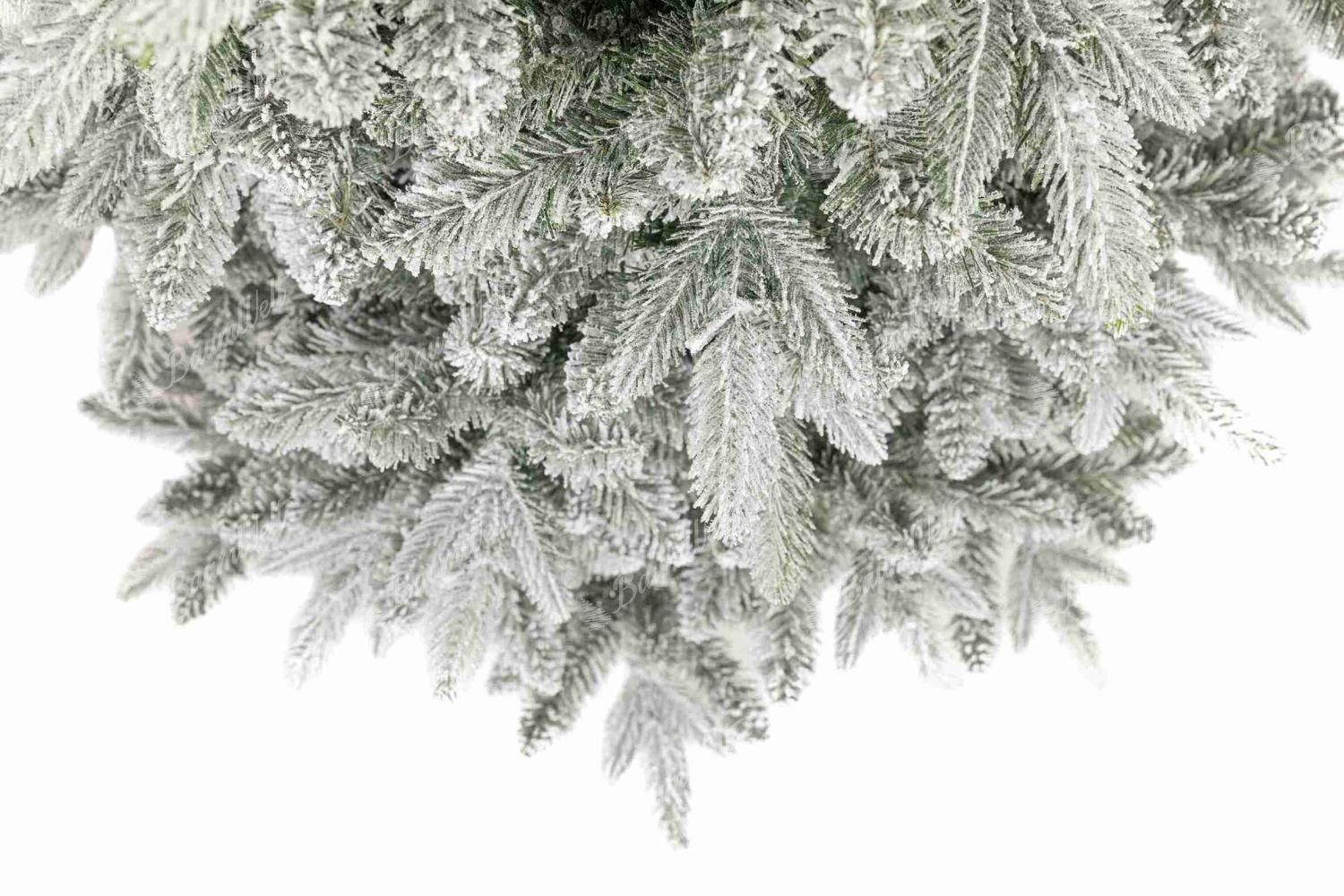 Detail des künstlichen Weihnachtsbaums 3D-Königsfichte schmal, Die Zweige wirken täuschend echt und sind dicht mit Kunstschnee bedeckt