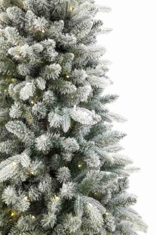 Detail des künstlichen Weihnachtsbaums 3D-Königsfichte schmal LED Die Zweige sind reichlich mit Kunstschnee bedeckt