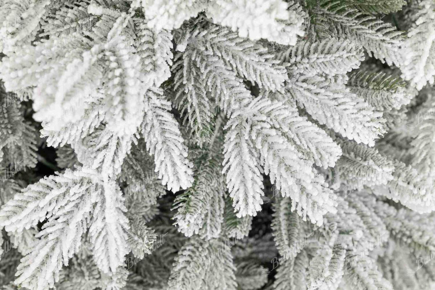 Detailansicht des künstlichen Weihnachtsbaums 3D Lappländische Fichte Er hat dicht beschneites Nadelwer