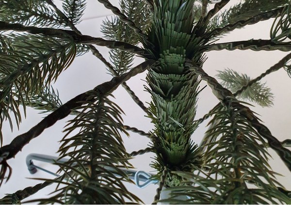 Ausklappsystem der Zweige eines künstlichen Weihnachtsbaums